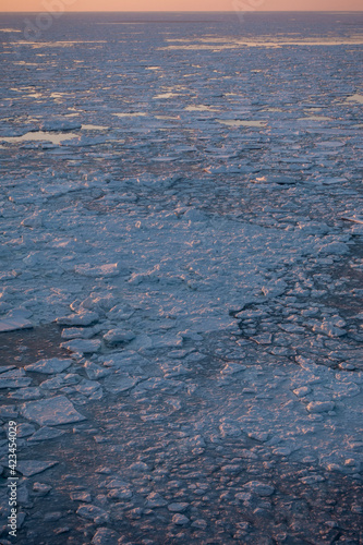 冬の網走市能取岬 夕焼け色の流氷
