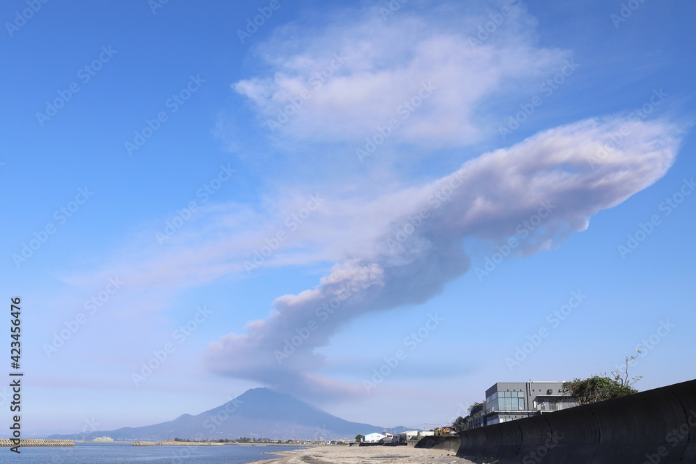 高く上がった桜島の雲煙が風に流されて向かって来ている