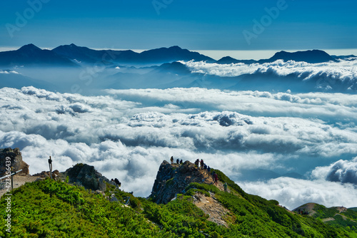 晴天の北アルプス唐松岳から、雲海と新潟の日本百名山(妙高山、高妻山、火打山、雨飾山)を撮影