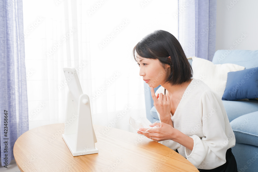 マスクによる肌荒れを気にする女性 マスクによる肌荒れを気にする女性