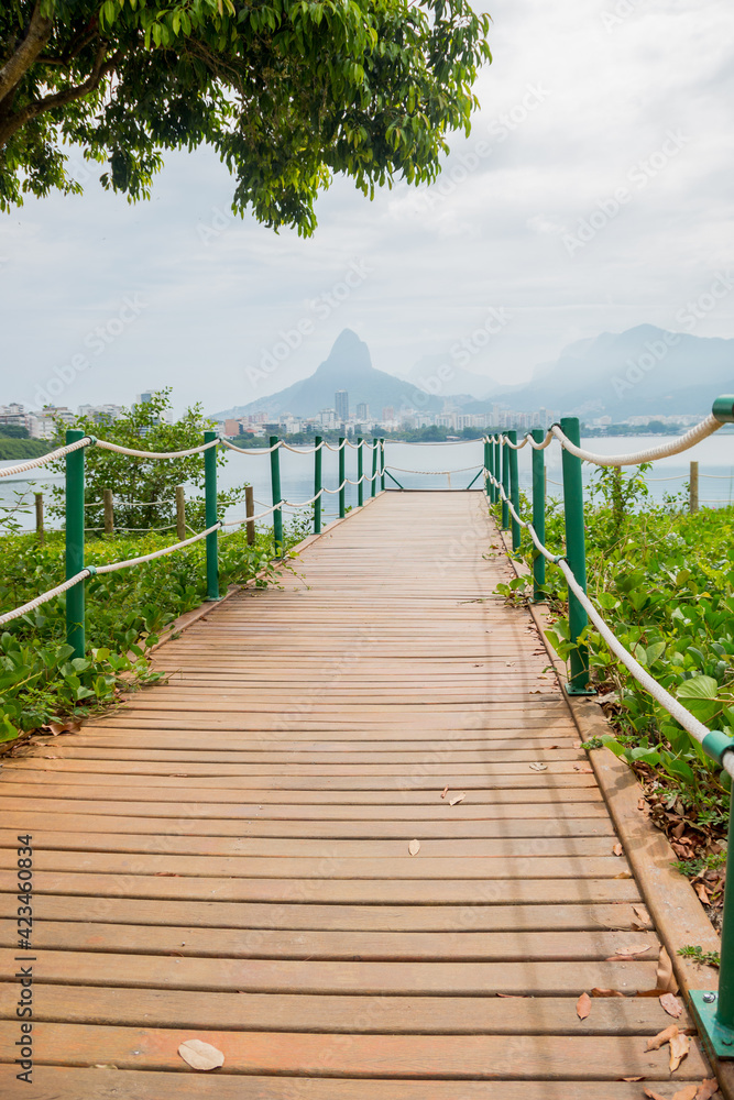 Obraz premium view of rodrigo de freitas lagoon in Rio de Janeiro.