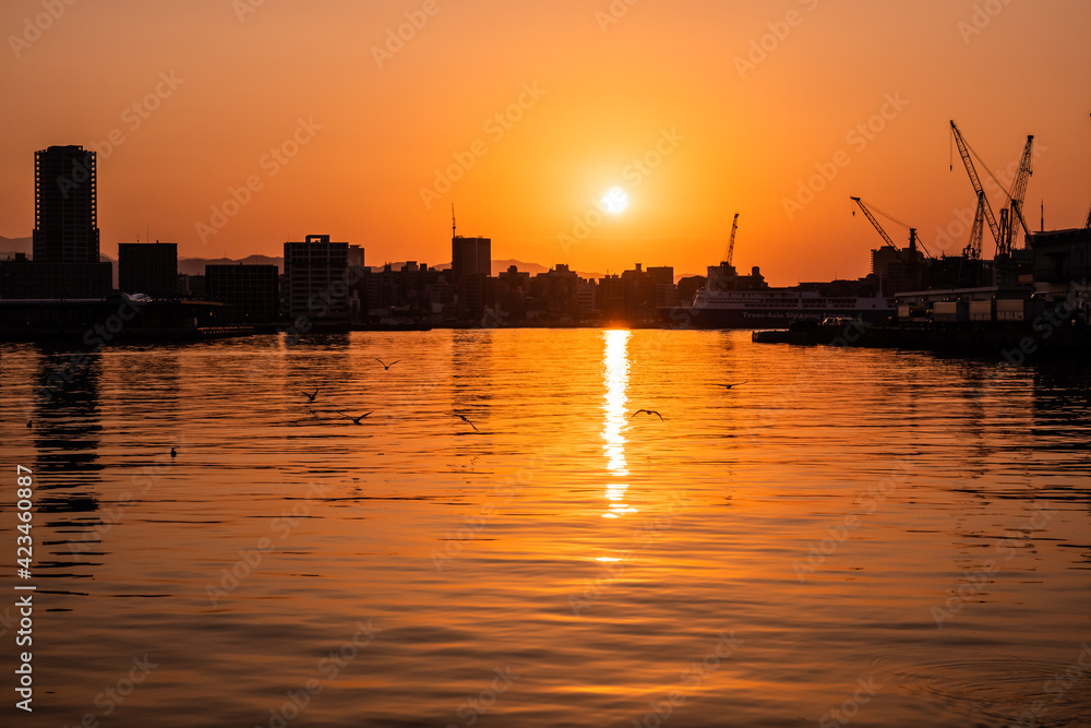 博多湾静かな港の夕焼け