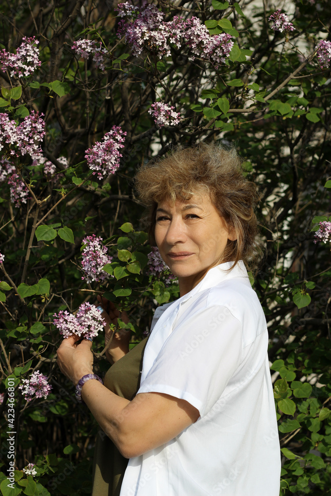 Woman walking in the park in spring. Photoshoot in bloom.