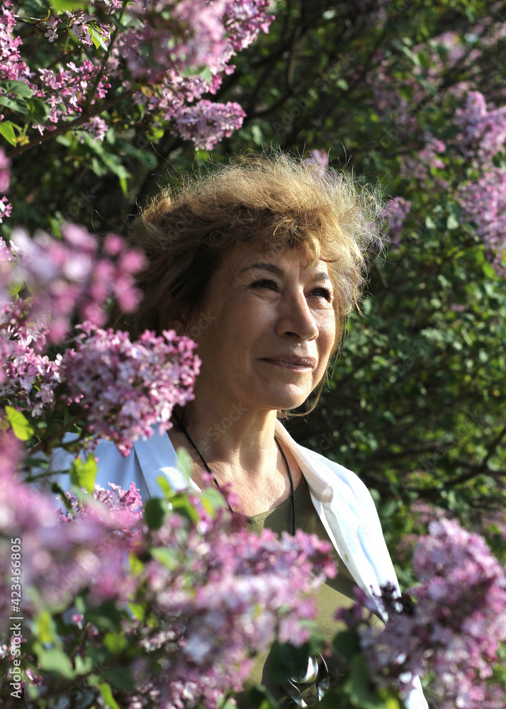 Woman walking in the park in spring. Photoshoot in bloom.