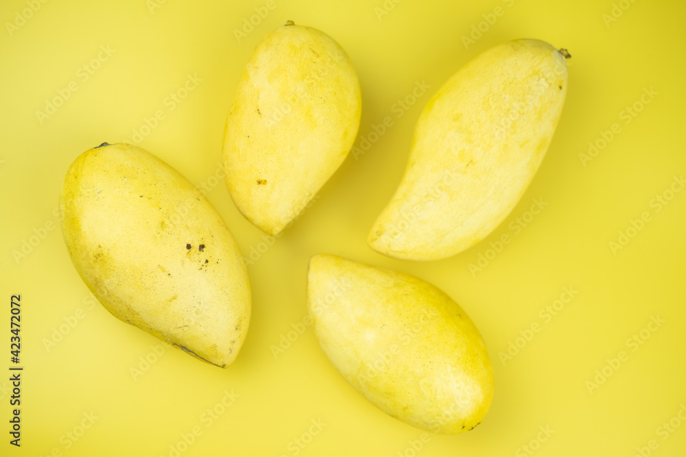 Fresh mangoes (Golden Nam Dok Mai Mango)