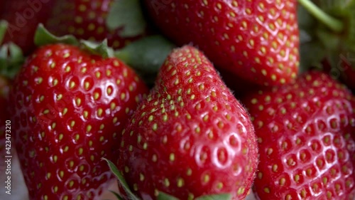 Wallpaper Mural Strawberries is a stock video that contains fine footage of fresh strawberries rotating. This 3840x2160 (4K) bit of footage will look beautiful in any video project that depicts fruits, food, diet, et Torontodigital.ca