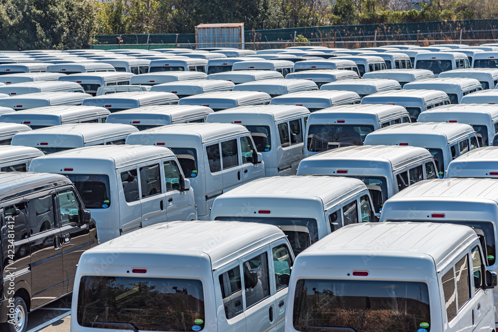 Fototapeta premium 輸出を待つ車両