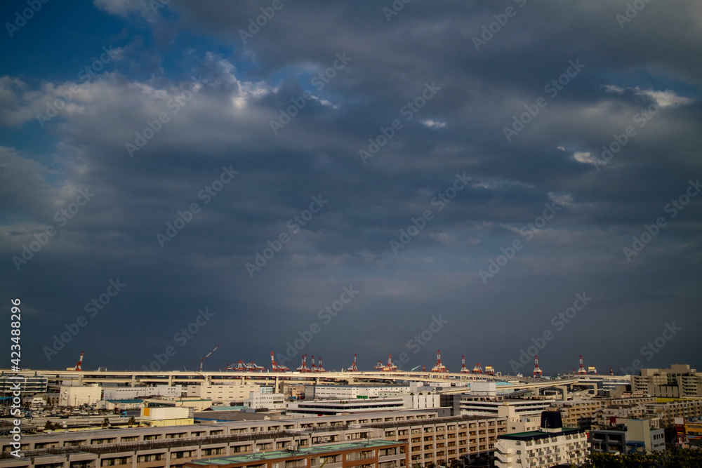 曇り空と産業港 the cloudy dark sky & the industrial port