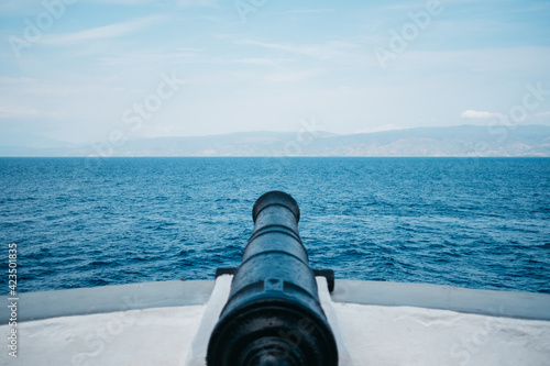 Fototapeta Naklejka Na Ścianę i Meble -  cannon at the sea