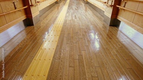 点字ブロックと廊下