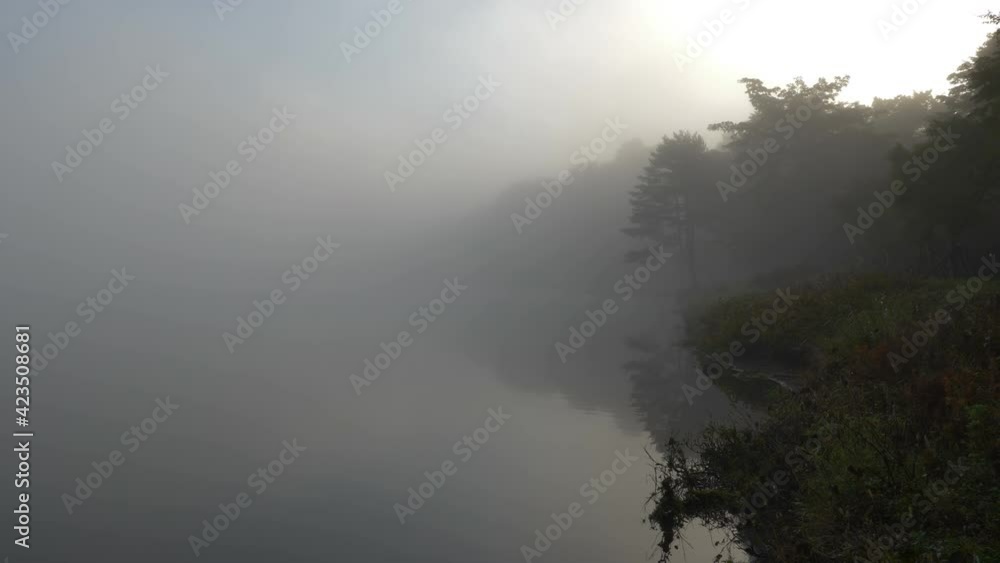 濃霧の中の湖(ズーム・イン) 濃霧の中の湖(ズーム・イン)