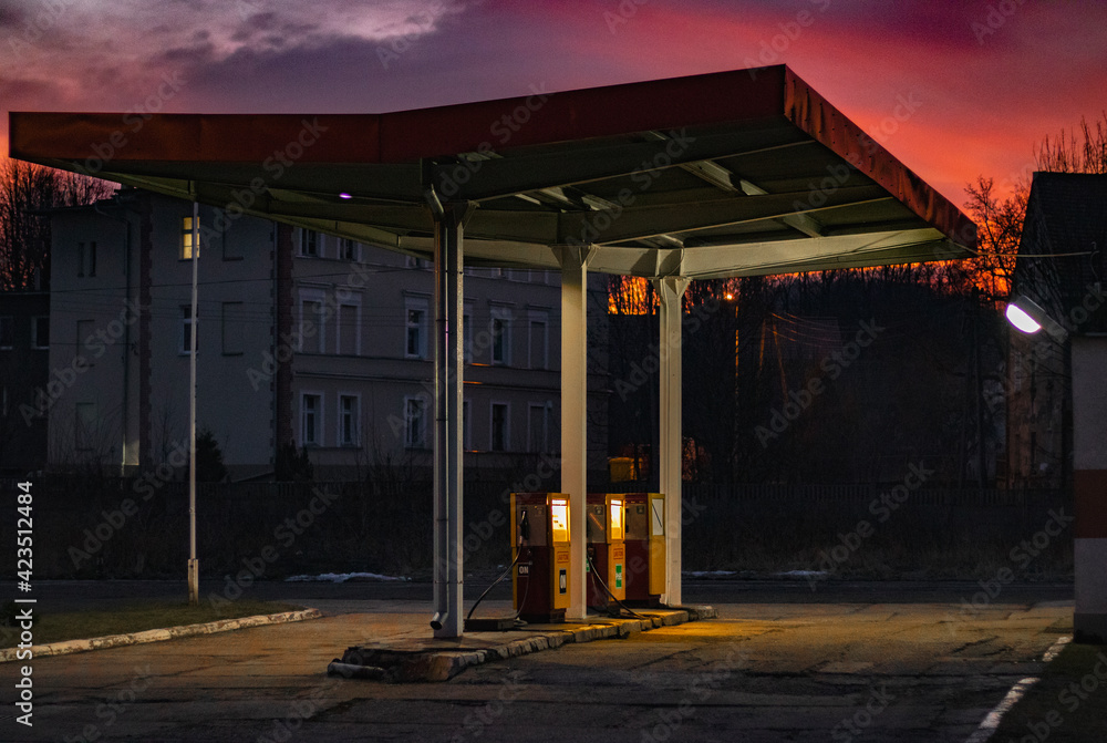 Stara stacja benzynowa - obrazy, fototapety, plakaty 