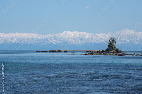 富山　雨晴海岸　Japanese beautiful beach called 