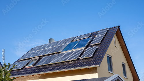 Dach eines Einfamilienhaus mit vielen Solarzellen