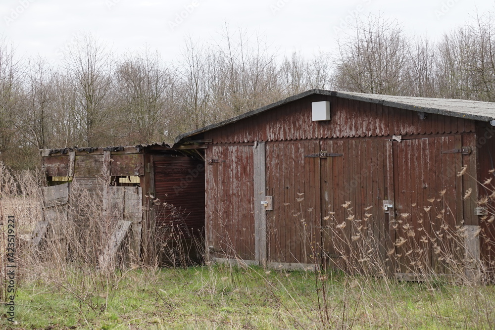 Ein Alter Schuppen der auf einem Feld steht, braun gestrichen schon alt und verwittert Ein Alter Schuppen der auf einem Feld steht, braun gestrichen schon alt und verwittert