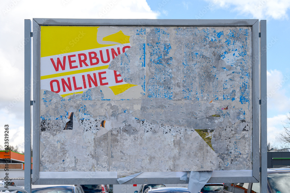 Obraz premium Plakatwand mit halb sichtbarer alter Werbung