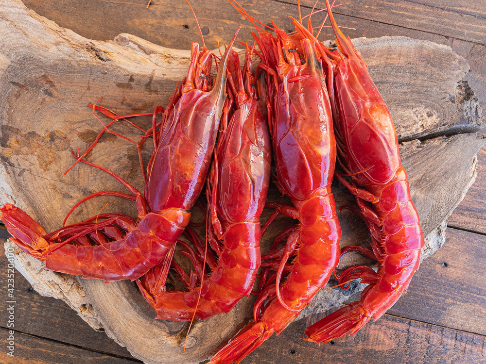Ταπετσαρία Fresh raw giant red carabineros prawns on a wooden board