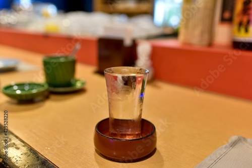 グラスいっぱいの日本酒