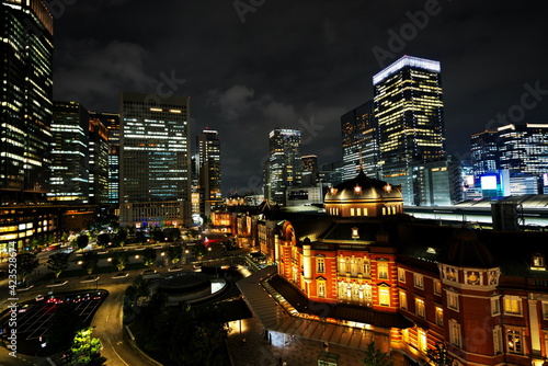 輝く駅と高層ビルの夜景 © pocketalbum