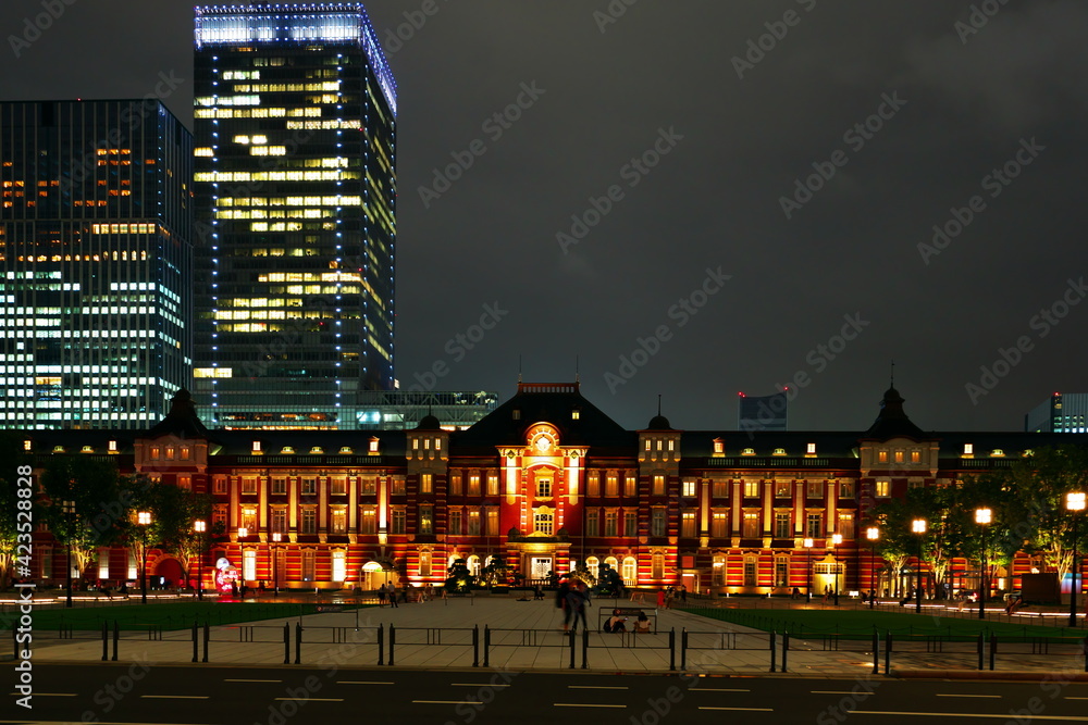 東京駅を正面から見る