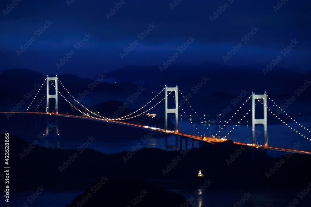Fototapeta premium 亀老山から見た来島海峡大橋のライトアップ 愛媛県今治市大島