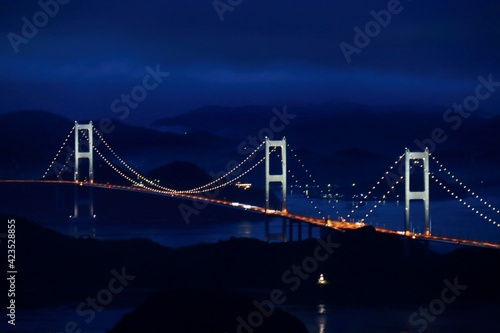 亀老山から見た来島海峡大橋のライトアップ　愛媛県今治市大島