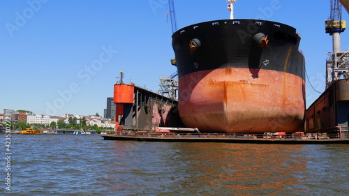 Schiff in einem Dock im Hamburger Hafen photo