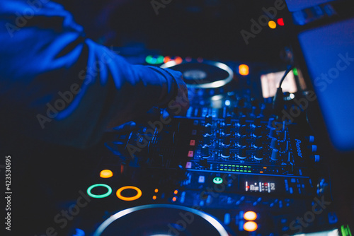 Dj mixing music
