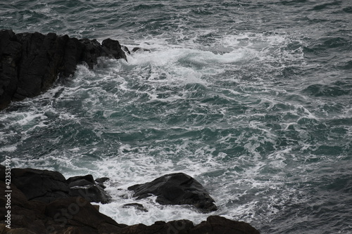 岩が見える荒れた波の海