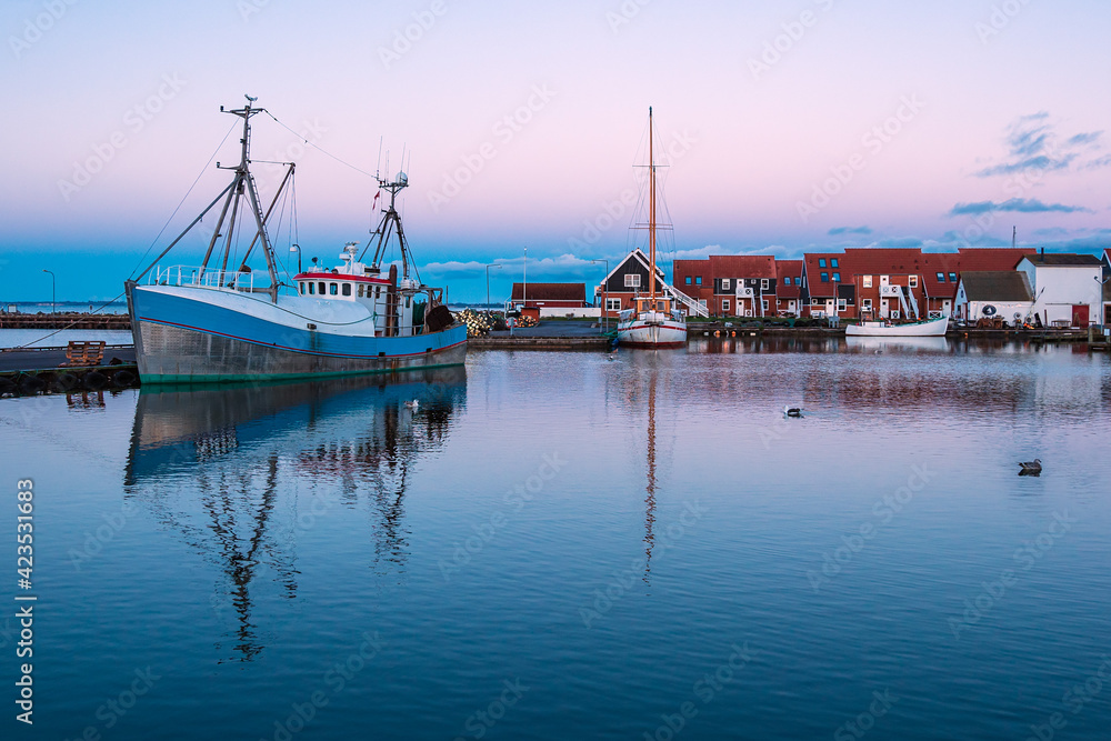 Blick auf den Hafen von Klintholm Havn in Dänemark