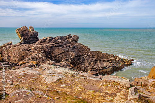 Plomeur. La côte rocheuse à la Pointe de la Torche. Finistère. Bretagne 