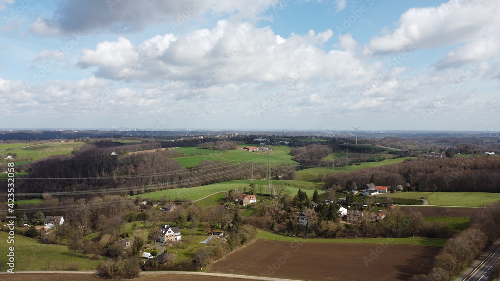 Windkraftanlage und HöS/HS Stromtrasse mit Blick von Velbert nach Essen