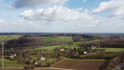 Windkraftanlage und HöS/HS Stromtrasse mit Blick von Velbert nach Essen