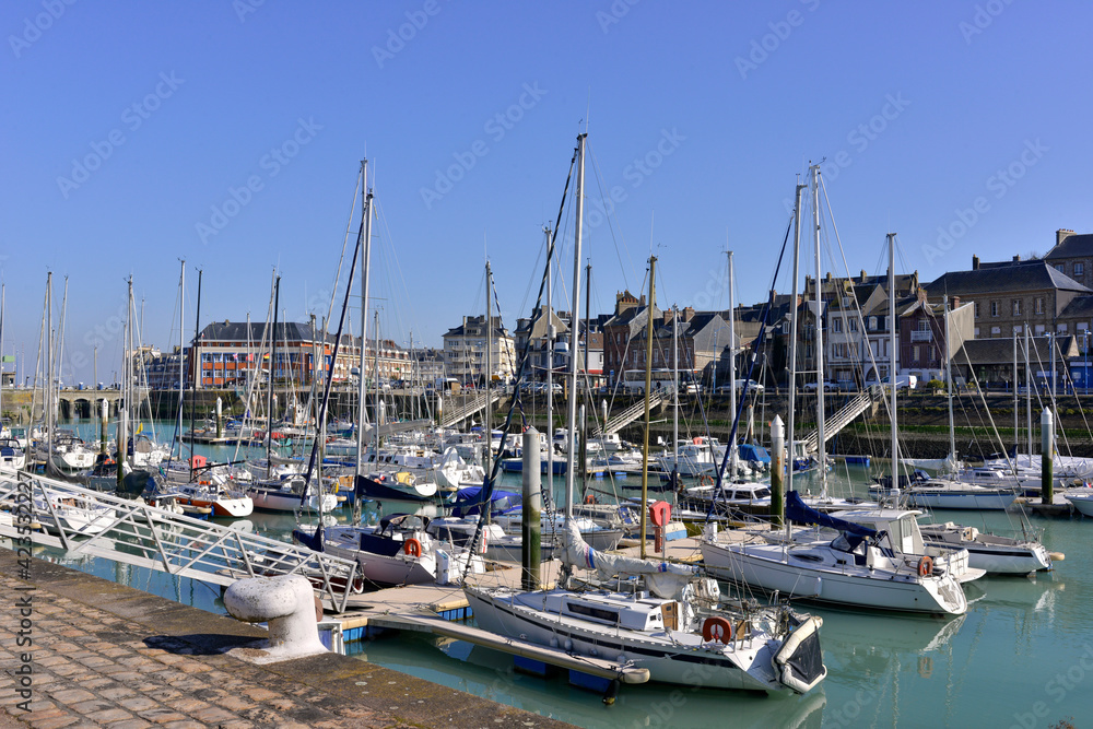Vue sur le port de Saint-Valery-en-Caux ( 76460) depuis le Quai du Havre, dans le département de Seine-Maritime en région Normandie, France