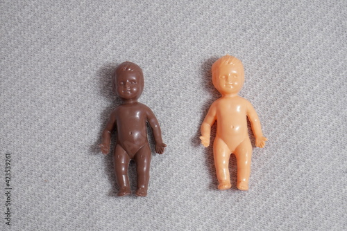 Poupées identiques noire et blanche 