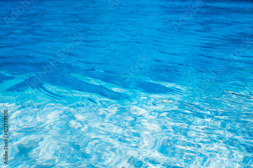 blue water in pool © Stadtrandfoto