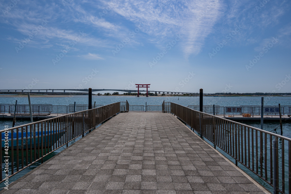 弁天島海浜公園から弁天島シンボルタワー(赤鳥居)を望む