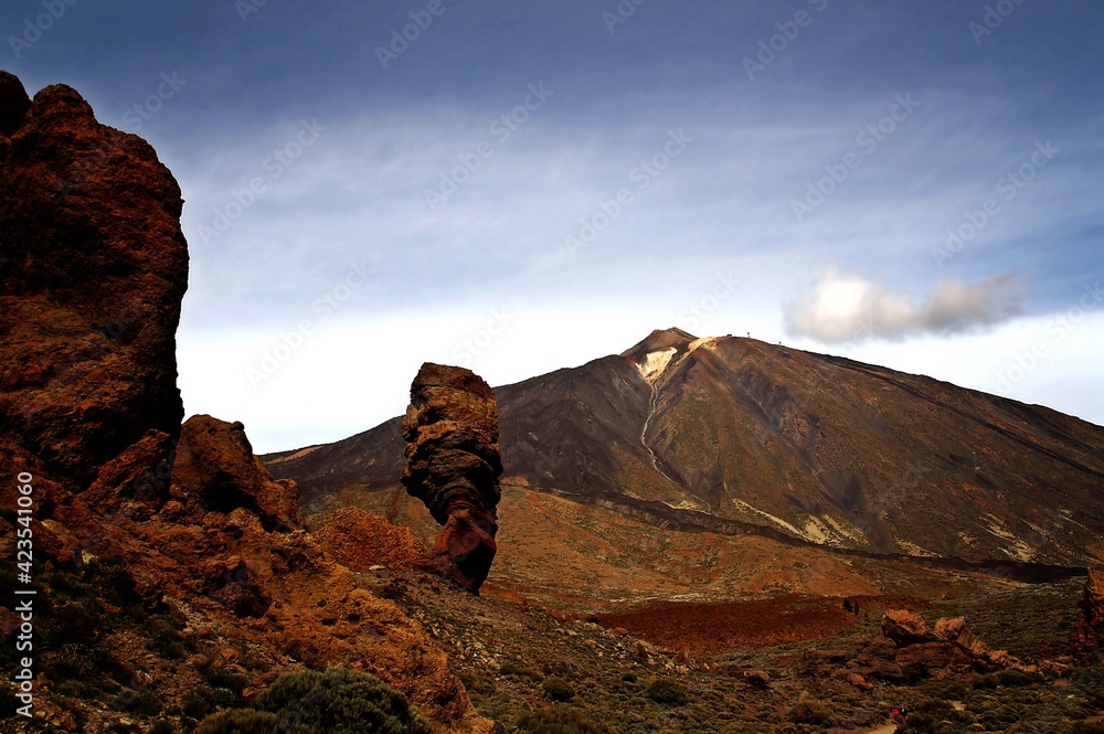 Naklejka premium El volcán Teide y la roca llamada Cinchado, en la isla de Tenerife, Islas Canarias, España. Paisaje árido y rocoso del Parque Nacional del Teide.