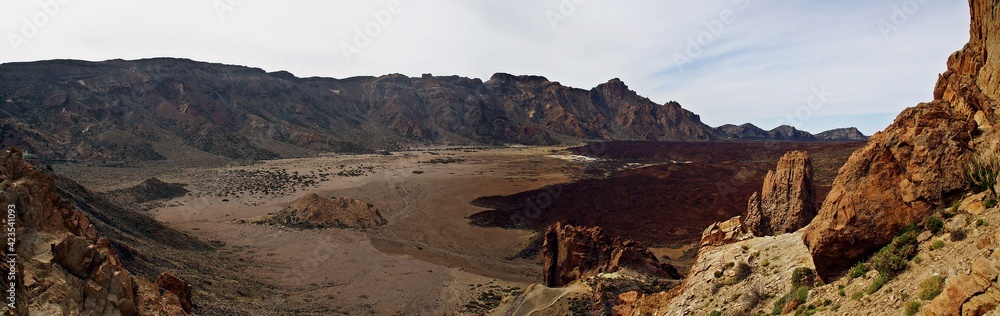 Fototapeta premium Vista panorámica de la lava negra del volcán Teide. Mirador Roques de García. Lava de la erupción de 1798 en la isla de Tenerife, Islas Canarias, España.