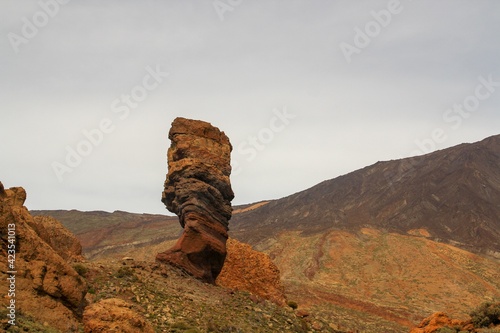 La roca llamada Cinchado en el paisaje volc  nico del volc  n Teide  isla de Tenerife  Espa  a. Paisaje   rido y rocoso del Parque Nacional del Teide.