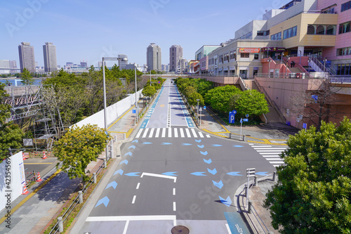 都会の道路　自転車専用レーンと交差点