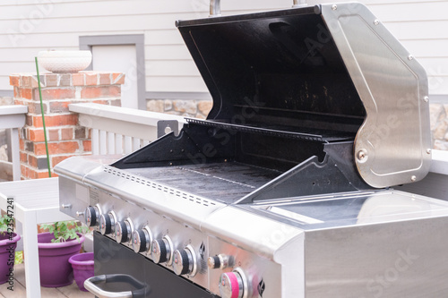 Outdoor gas grill