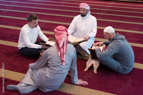 Bilde på lerret Group of Muslims reading, reciting and remembering  Quran during the ramadaninsi