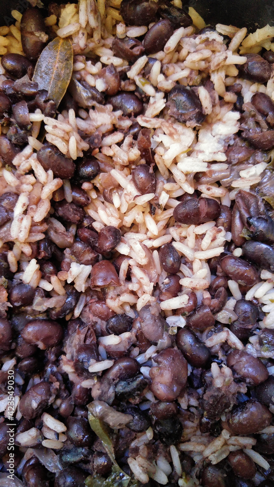 El Arroz congriz es un platillo típico cubano, el cual narra la historia del sincretismo cultural entre los españoles y los africanos que habitaron en la isla. El Arroz congriz es un platillo típico cubano, el cual narra la historia del sincretismo cultural entre los españoles y los africanos que habitaron en la isla.