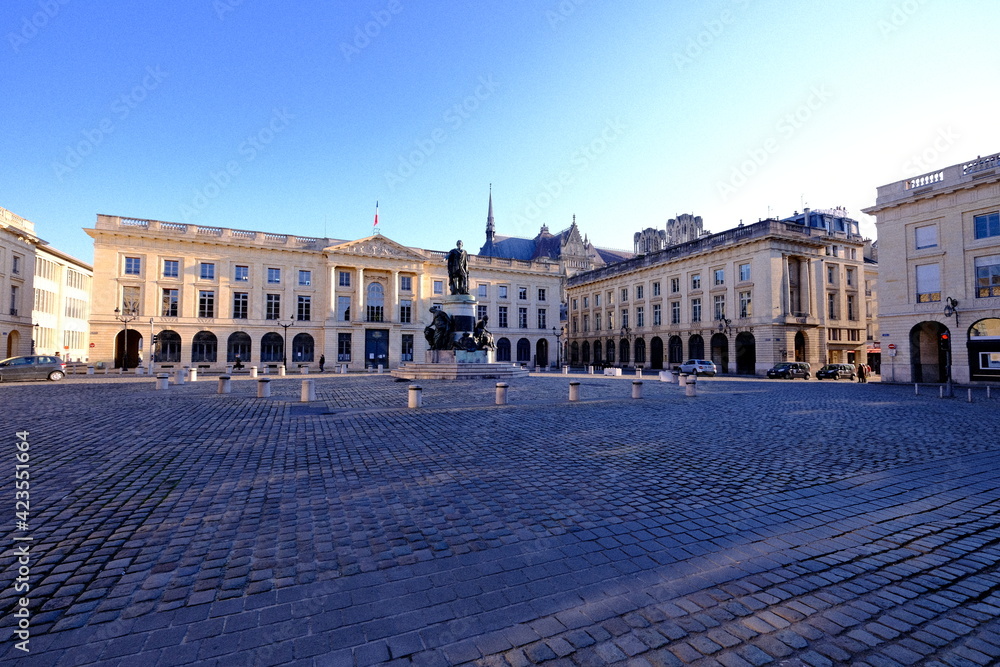 Place Royale, Reims : vue sur la Sous-Préfecture