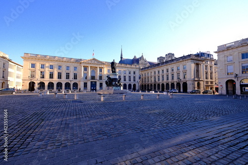 Place Royale, Reims : vue sur la Sous-Préfecture