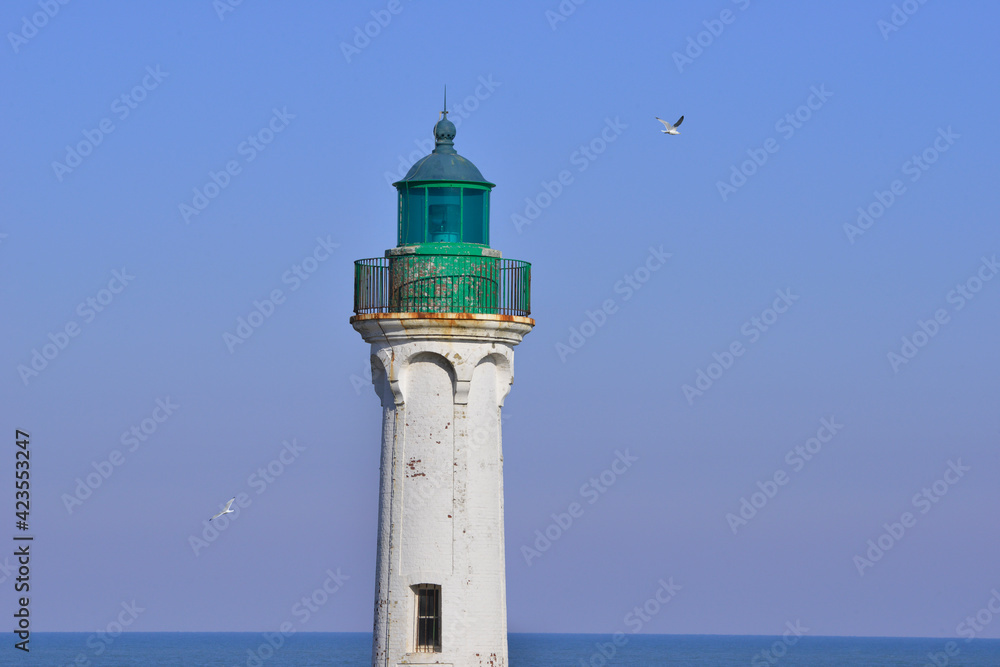 Le haut du phare de Saint-Valery-en-Caux (76460) en plein ciel bleu, dans le département de Seine-Maritime en région Normandie, France