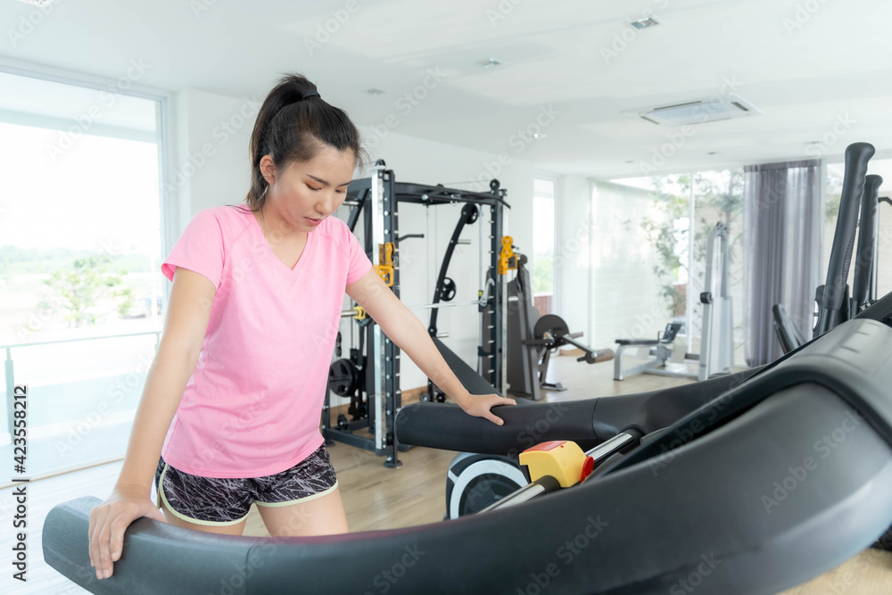 Asian women are exercising in the gym to sift through the leather water, keeping their body healthy. Premium Photo Asian women are exercising in the gym to sift through the leather water, keeping their body healthy. Premium Photo
