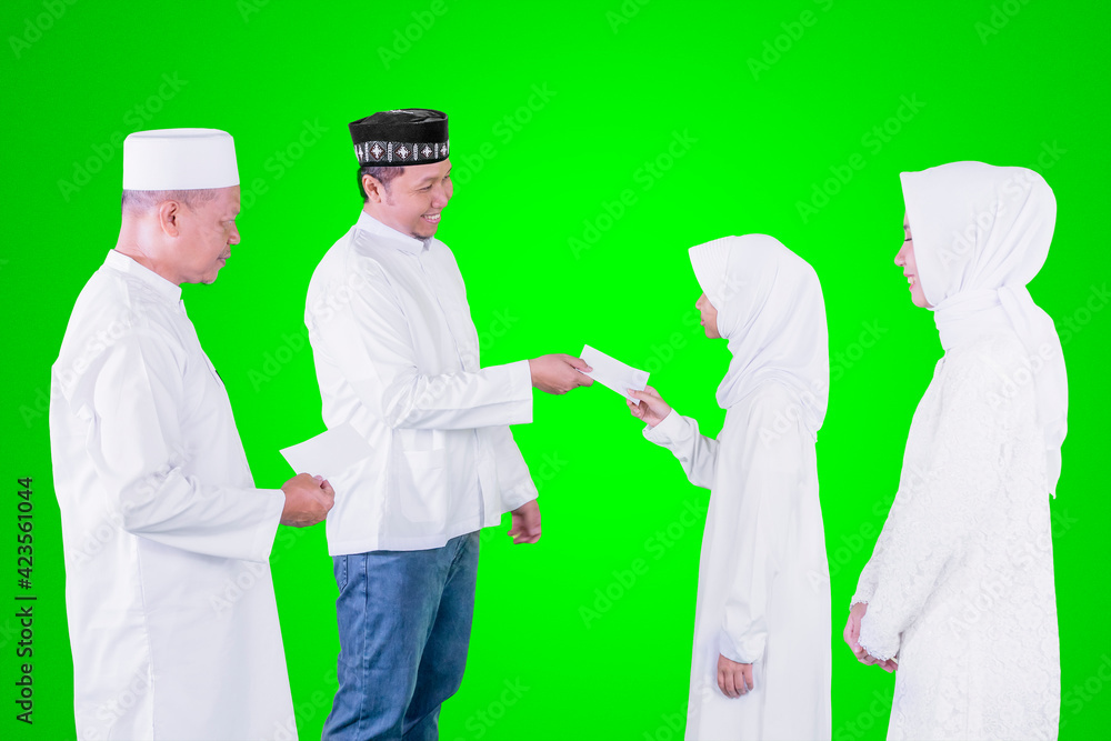 Child gets money from her father and grandparents Child gets money from her father and grandparents