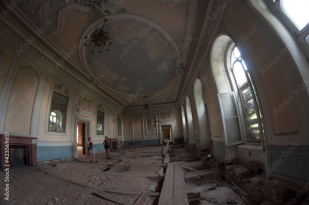 Obraz premium The abandoned old palace in Pilica in Poland